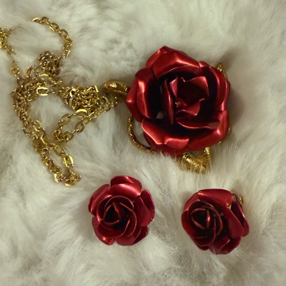Vintage- Gold Chain Necklace with Red Rose Pendant - Picture 7 of 10